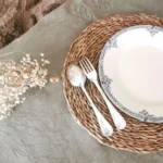 Nappe ancienne en damassé brodé, teinte en vert