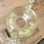 Pichet ancien en verre épais, motifs Marguerites