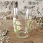 Pichet ancien en verre épais, motifs Marguerites