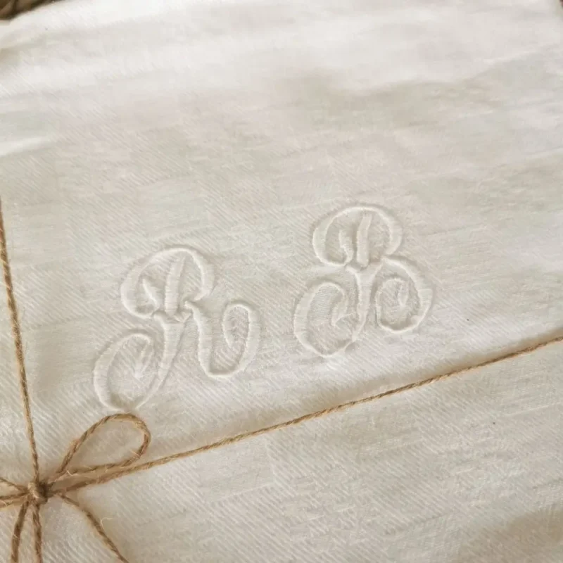 Serviette de table ancienne, damassé brodé RB