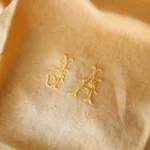 Serviette de table ancienne, teintes en Jaune Safran JA 1 Serviette de table ancienne, teintes en Jaune Safran JA
