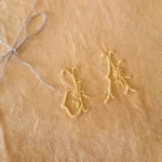 Serviette de table ancienne, teintes en Jaune Safran JA 2 Serviette de table ancienne, teintes en Jaune Safran JA