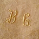 Serviette de table ancienne, teintes en Jaune Safran JA 4 Serviette de table ancienne, teintes en Jaune Safran