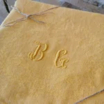 Serviette de table ancienne, teintes en Jaune Safran JA 5 Serviette de table ancienne, teintes en Jaune Safran