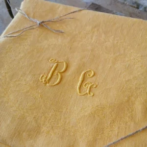 Serviette de table ancienne, teintes en Jaune Safran