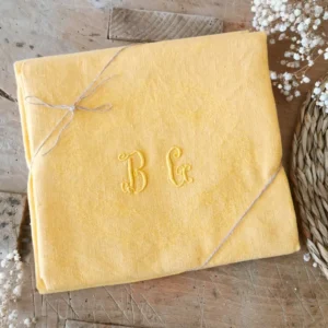 Serviette de table ancienne, teintes en Jaune Safran