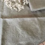 Serviettes anciennes damassées Brodées GS, teintes en Vert