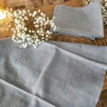 Serviettes de table anciennes teintées Bleu grisé, Brodées JG