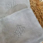 Serviettes de table anciennes teintées Bleu grisé, Brodées JG