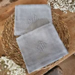 Serviettes de table anciennes teintées Bleu grisé, Brodées JG