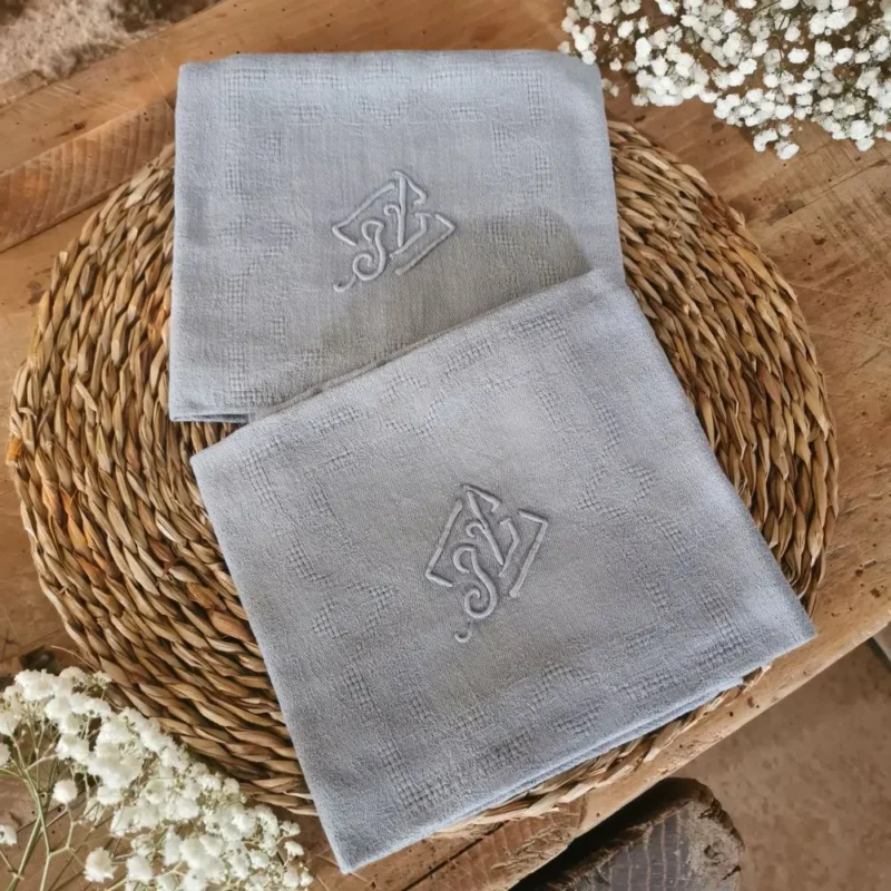 Serviettes de table anciennes teintées Bleu grisé, Brodées JG