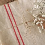 Torchon ancien en lin, 2 liteaux rouges de 1930