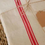 Torchon ancien en lin, 3 liteaux rouges de 1930